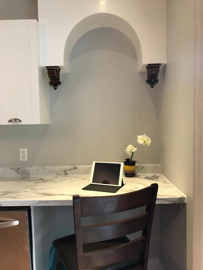Ottawa Downtown Executive Apartment Retreat With Private Balcony Near Bank Street - Sleep Max 2 Buitenkant foto