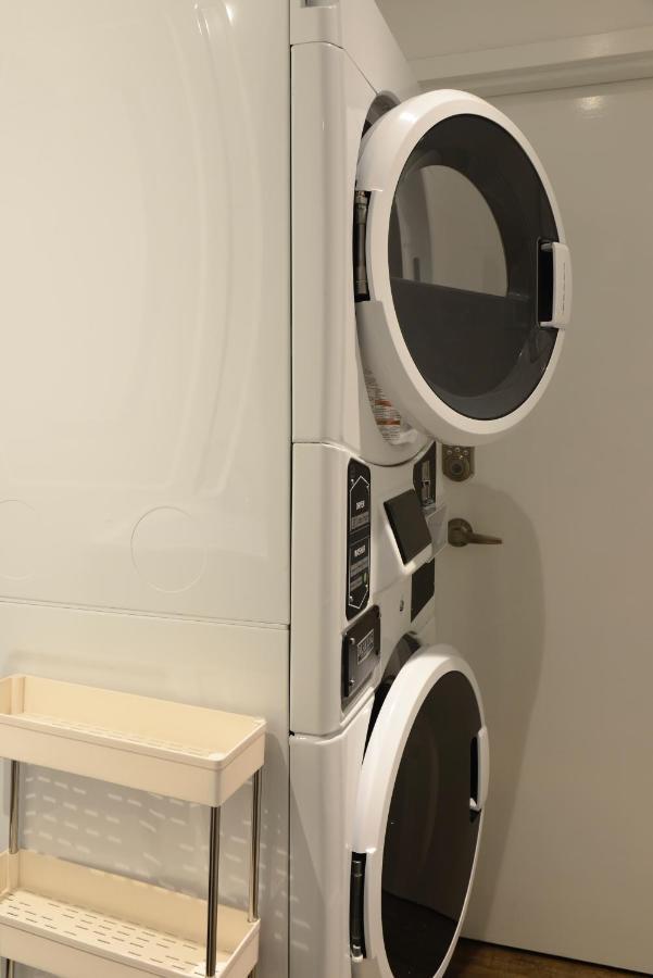 Ottawa Downtown Executive Apartment Retreat With Private Balcony Near Bank Street - Sleep Max 2 Buitenkant foto